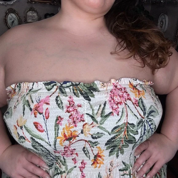 White Cream Strapless Sundress for Casual Resort Wear - Picture 2 of 4